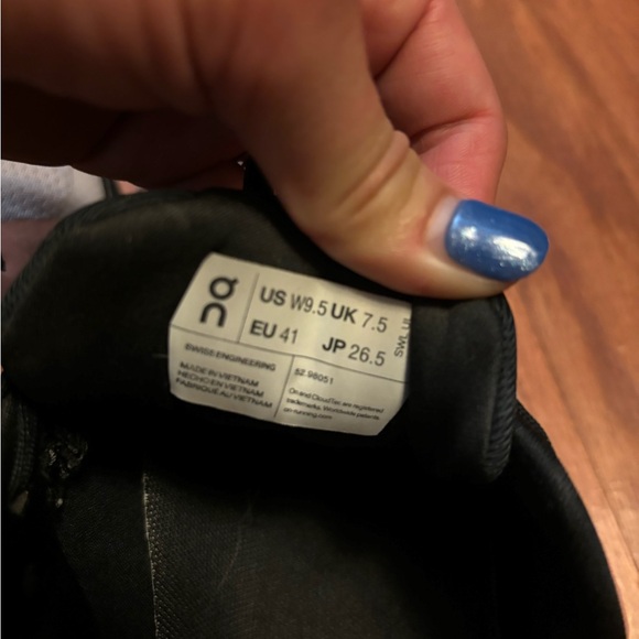 On running shoes size w9 - Picture 7 of 8